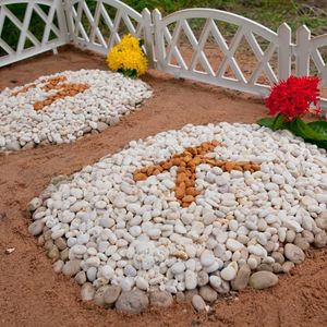 Pet Memorial Ideas - Picture of two small graves