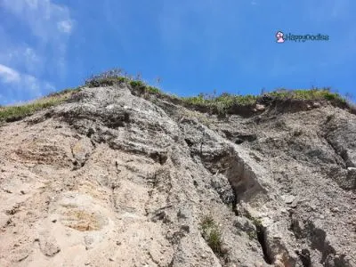 Looking up at the Mohegan Bluffs - Happyoodles.com 