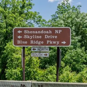 directional sign for where Skyline Drive becomes the Blue Ridge Parkway.